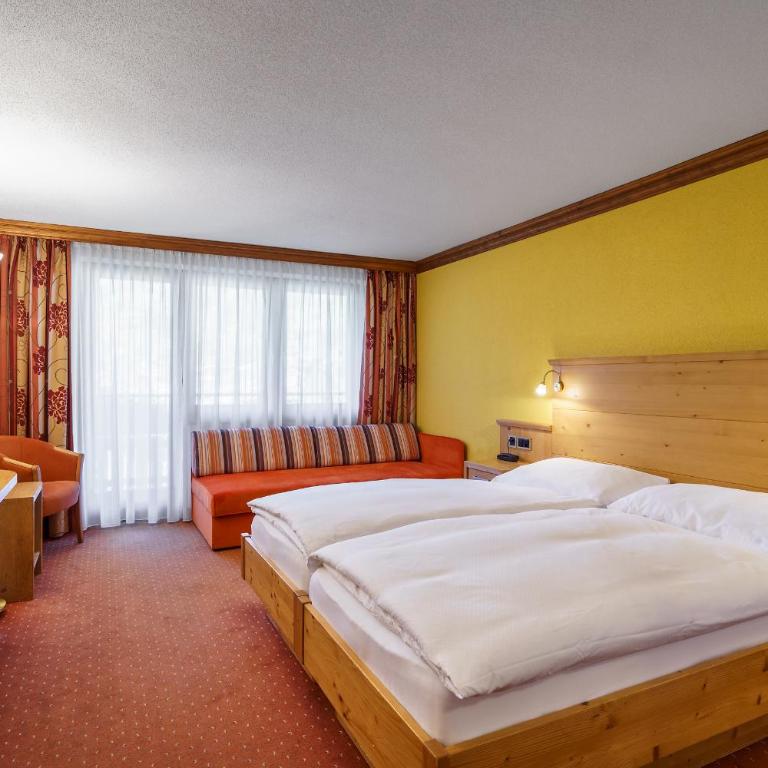 Hotel Alpenroyal - Deluxe Doppelzimmer mit Blick auf das Matterhorn und Balkon oder Terrasse im Erdgeschoss - 12