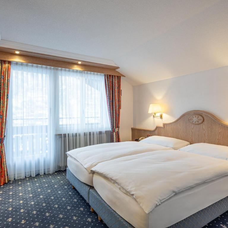 Hotel Alpenroyal - Deluxe Doppelzimmer mit Blick auf das Matterhorn und Balkon oder Terrasse im Erdgeschoss - 3
