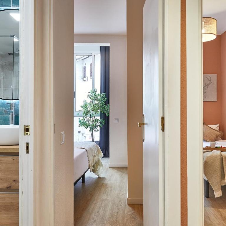 BBarcelona Clot Apartments - Three-Bedroom Apartment - 7