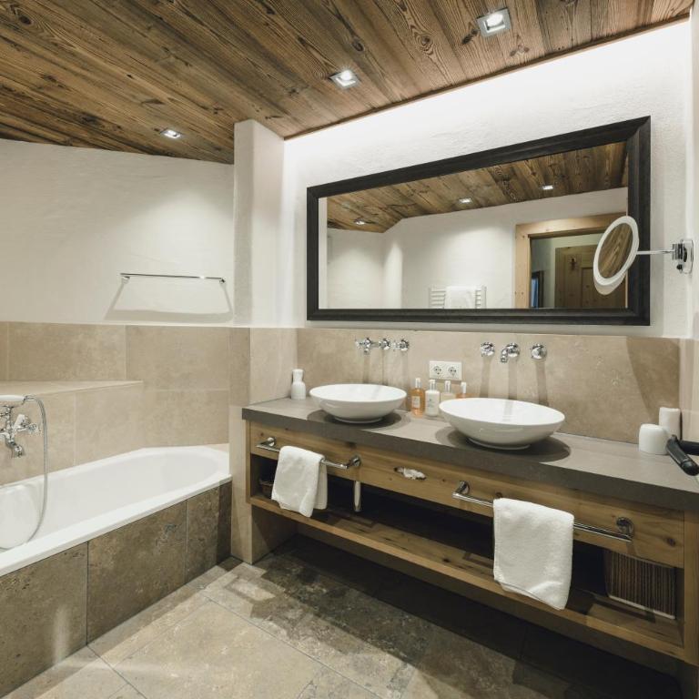 Himmlhof Small Luxury Boutique Hotel - Deluxe Suite mit Kamin - 7