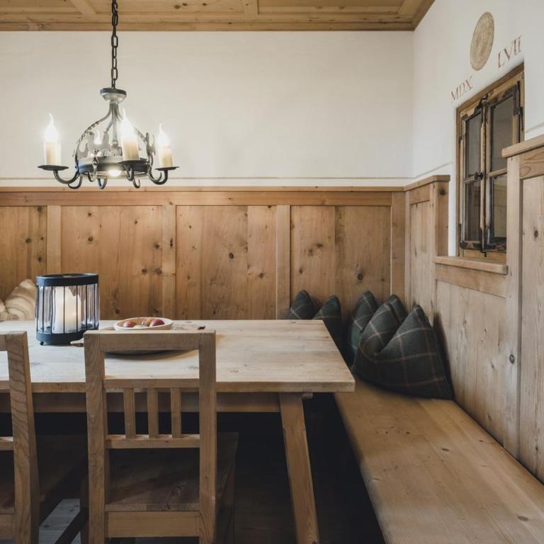Himmlhof Small Luxury Boutique Hotel - Deluxe Suite mit Kingsize-Bett und Kamin - 8