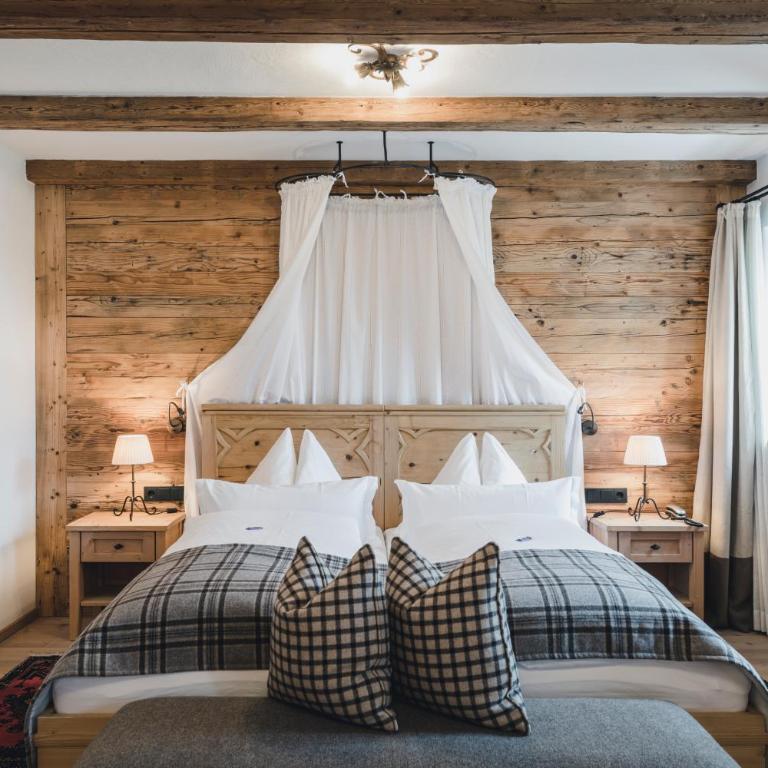Himmlhof Small Luxury Boutique Hotel - Deluxe Suite mit Kingsize-Bett und Kamin - 9