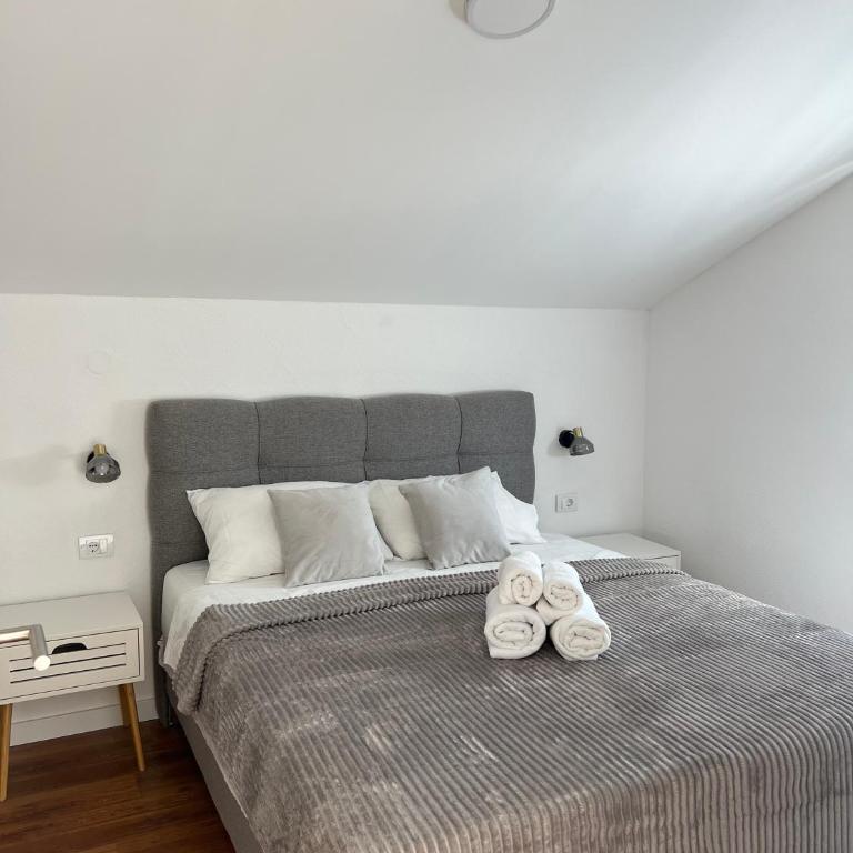 Villa Bubanja with shared pool - One-Bedroom Apartment with Balcony and Sea View - 11