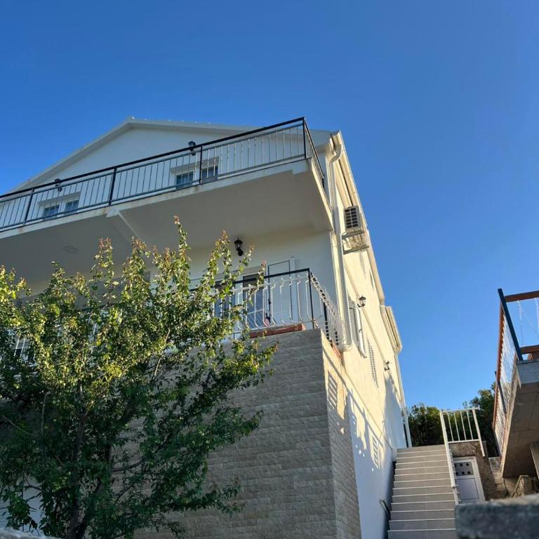 Villa Bubanja with shared pool - Two-Bedroom Apartment with Terrace and Sea View - 35