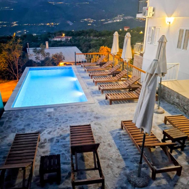 Villa Bubanja with shared pool - Two-Bedroom Apartment with Terrace and Sea View - 40