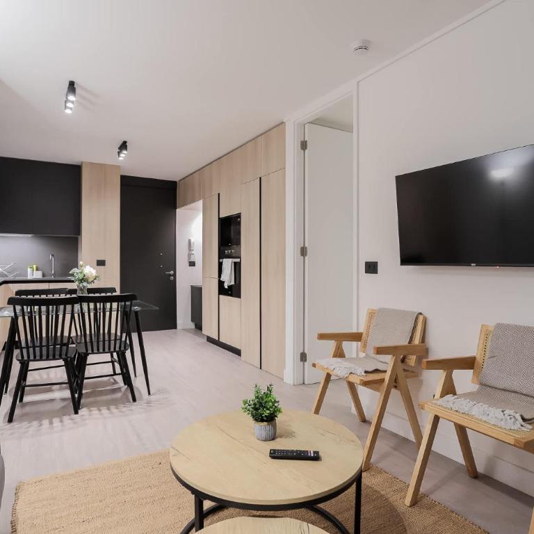 Prime Location In Las Condes Ideal For 3 - Apartamento - 1