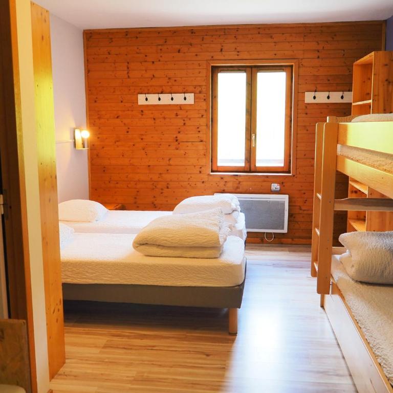 Auberge de Jeunesse HI La Clusaz - Camera Quadrupla con Doccia - 1