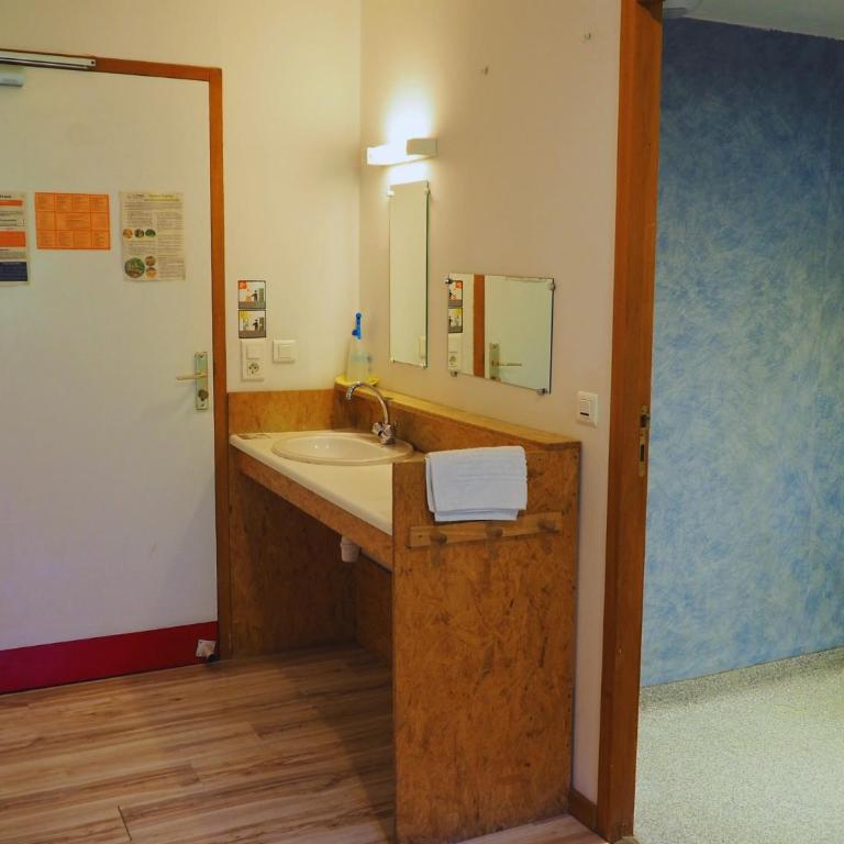 Auberge de Jeunesse HI La Clusaz - Camera Quadrupla con Doccia - 7