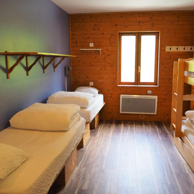 Auberge de Jeunesse HI La Clusaz - Camera Quadrupla con Doccia - 8
