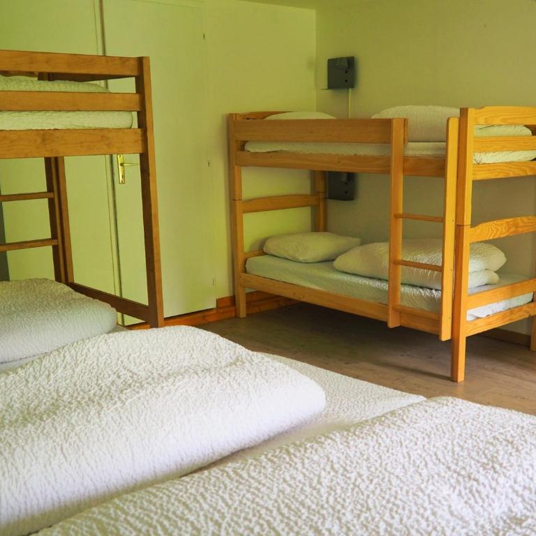 Auberge de Jeunesse HI La Clusaz - Camera con 6 Letti e Doccia - 2