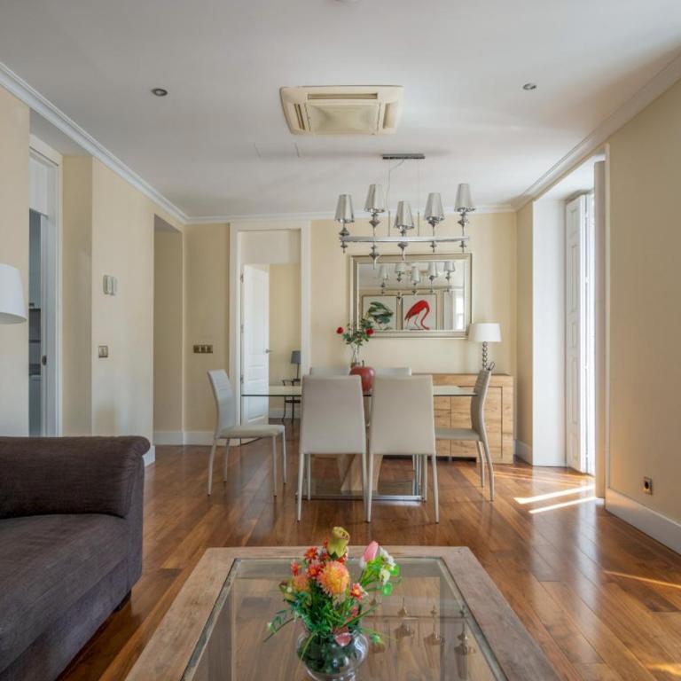 Bright with 7 balconies- 3 BDR 2BTH -Plaza Mayor - Apartamento - 3