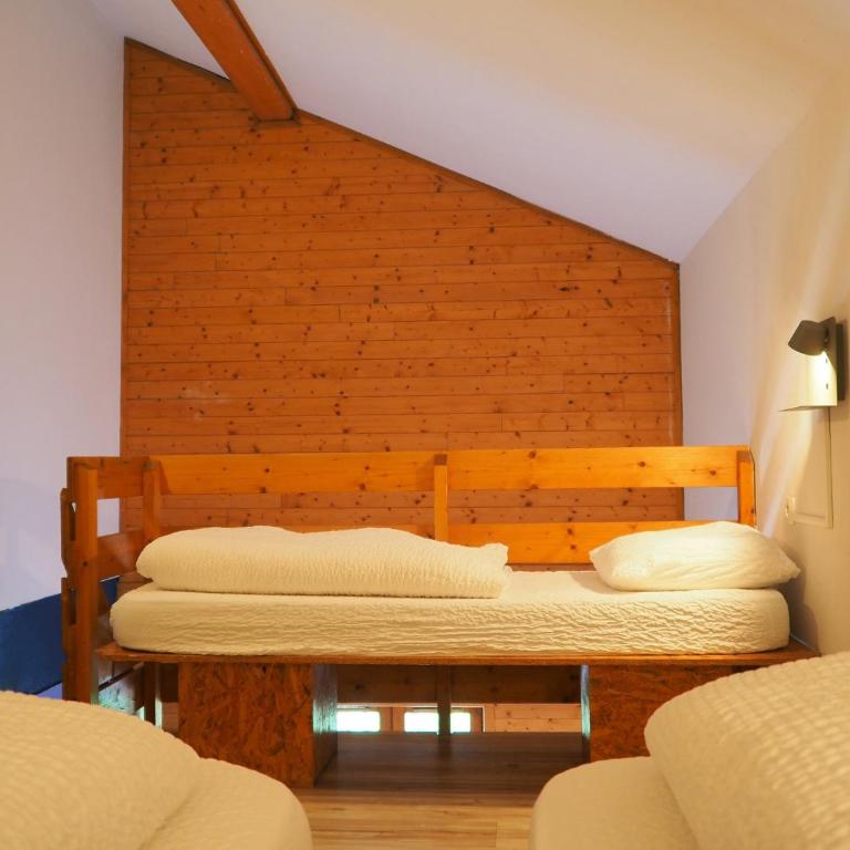 Auberge de Jeunesse HI La Clusaz - Camera con 5 Letti e Doccia - 3