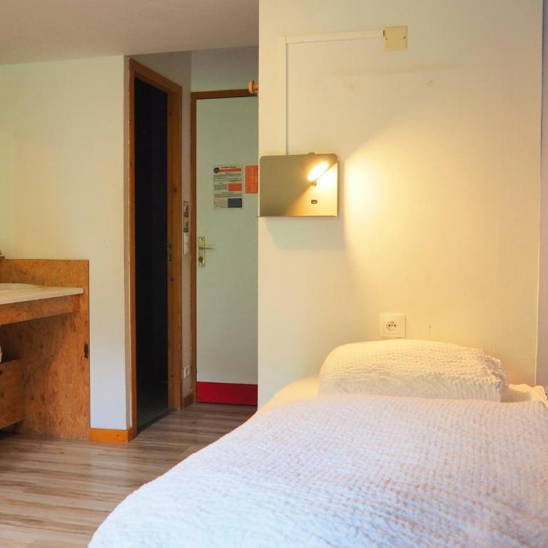 Auberge de Jeunesse HI La Clusaz - Camera con 5 Letti e Doccia - 4