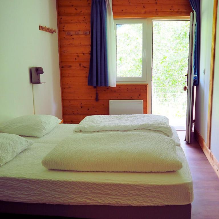 Auberge de Jeunesse HI La Clusaz - Camera Doppia con Letti Singoli con Doccia - 2