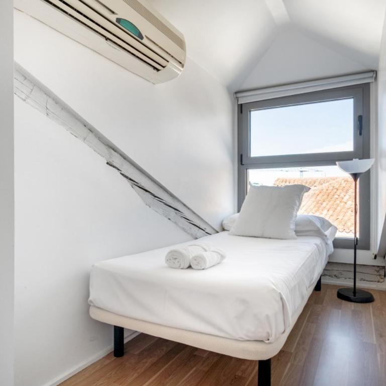 Central apt with 2 single bedrooms - Plaza Mayor - Two-Bedroom Apartment - 10