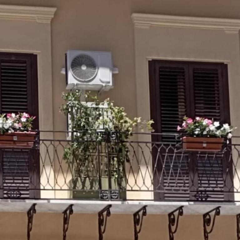 Archimede Rooms - Camera Matrimoniale con Balcone - 13
