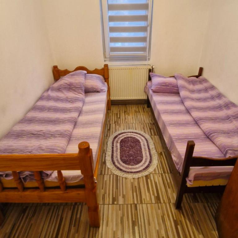 Konak Kod Gorana 3 - Dvokrevetna Soba sa Zasebnim Krevetima i Zajedničkim Kupatilom - 10