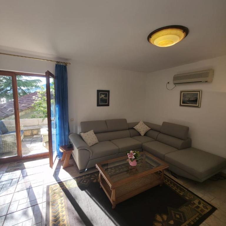 Meridian Hotel - Apartman sa 2 Spavaće Sobe, Terasom i Pogledom na Vrt - 4