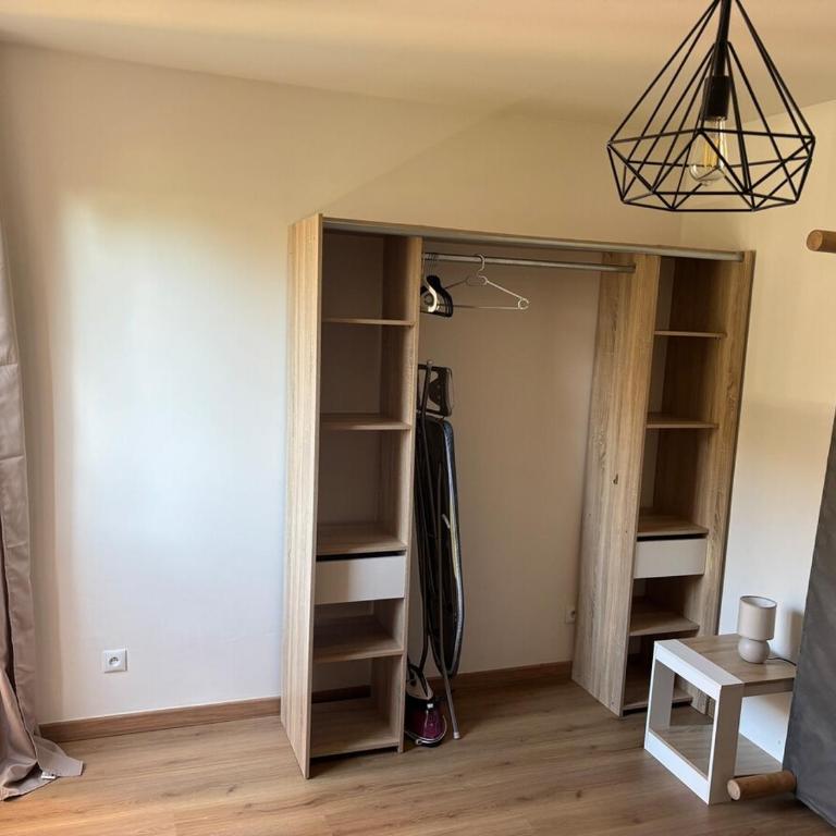 Logement calme et spacieux - Three-Bedroom Apartment - 11