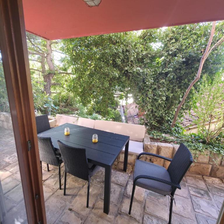 Meridian Hotel - Apartman sa 2 Spavaće Sobe, Terasom i Pogledom na Vrt - 2