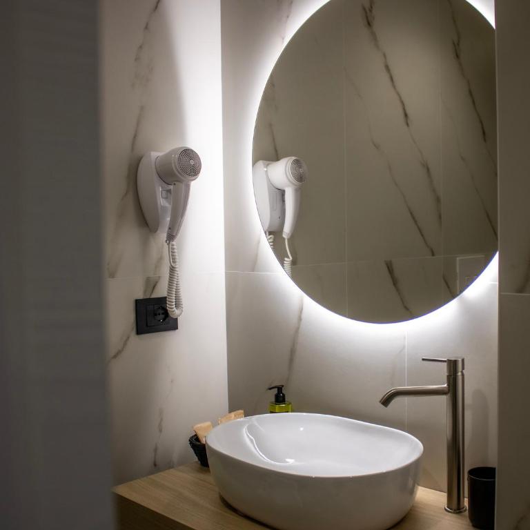 Domus Carulli 23 - Camera Matrimoniale con Bagno Privato - 12