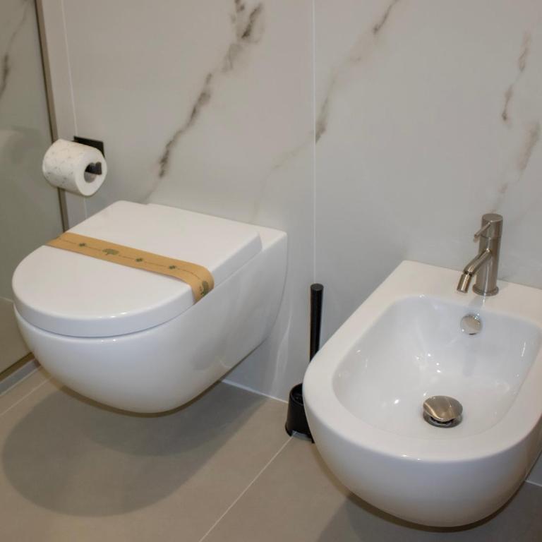 Domus Carulli 23 - Camera Matrimoniale con Bagno Privato - 6