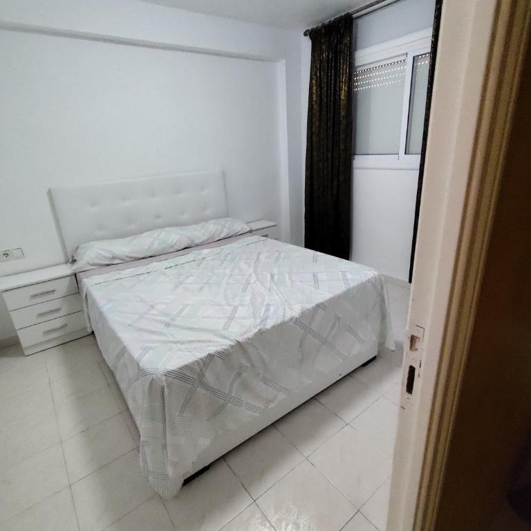 Salou playa center - Three-Bedroom Apartment - 10