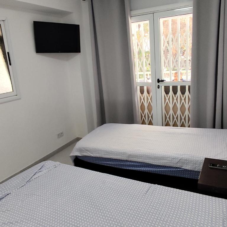 Salou playa center - Three-Bedroom Apartment - 6