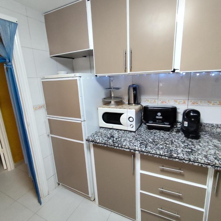 Salou playa center - Three-Bedroom Apartment - 14