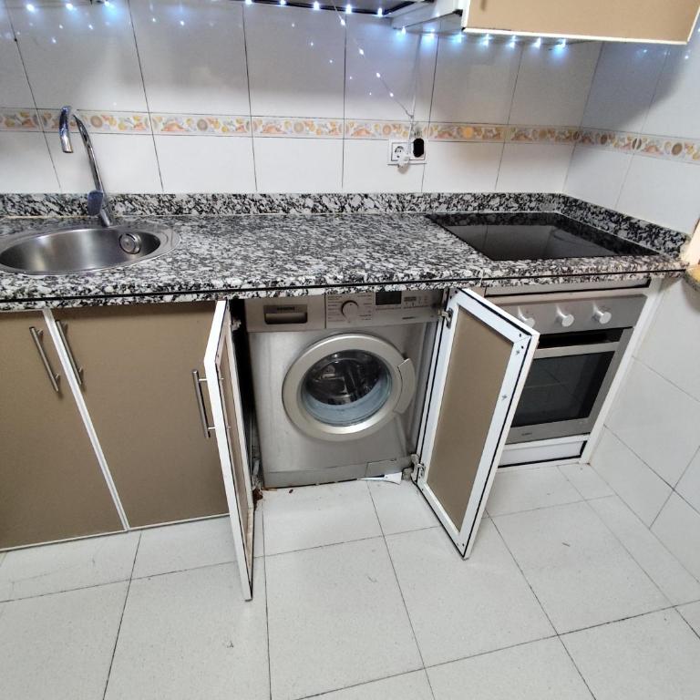 Salou playa center - Three-Bedroom Apartment - 8