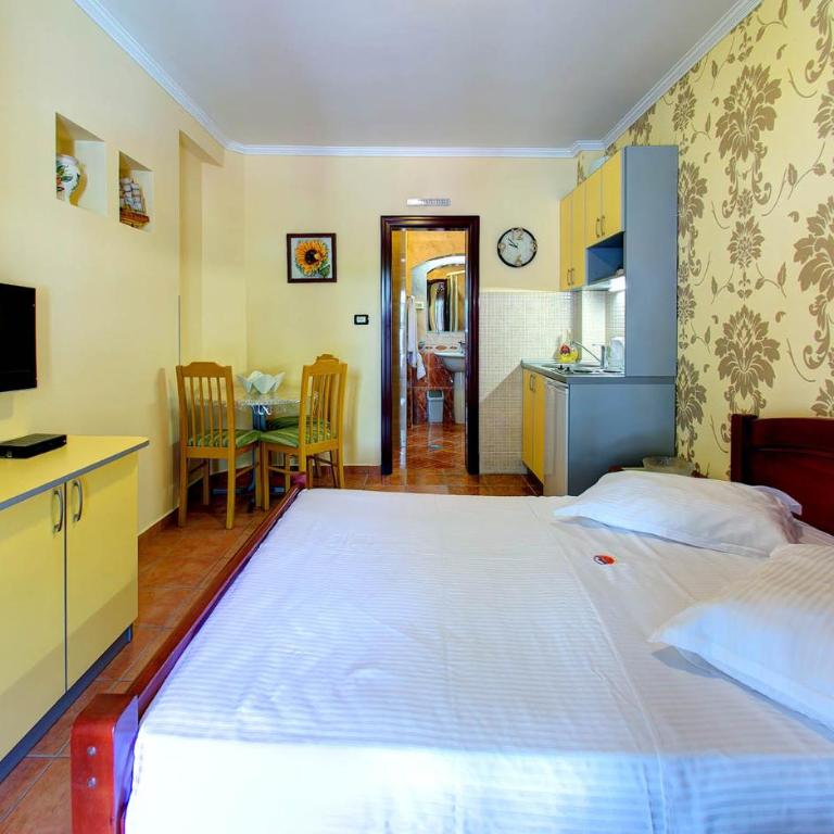 Vila Koral - Triple Room with Terrace - 2
