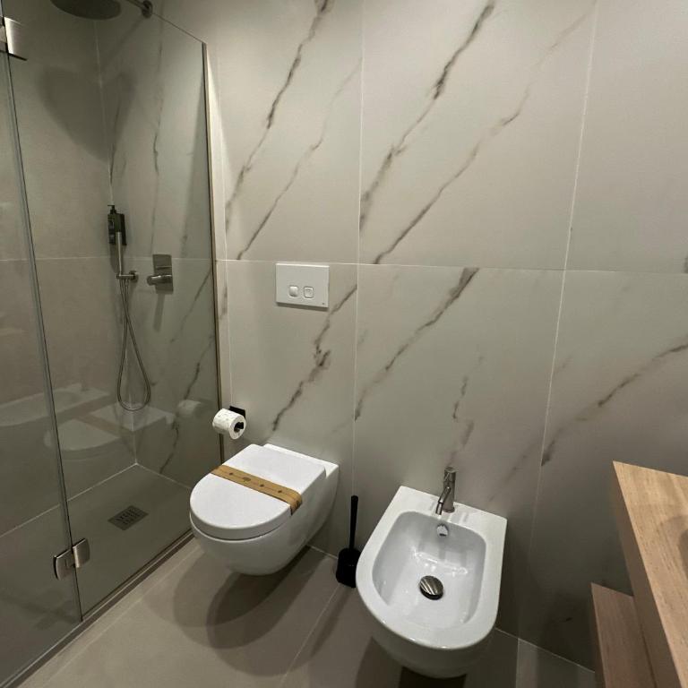 Domus Carulli 23 - Camera Matrimoniale con Bagno Privato - 2