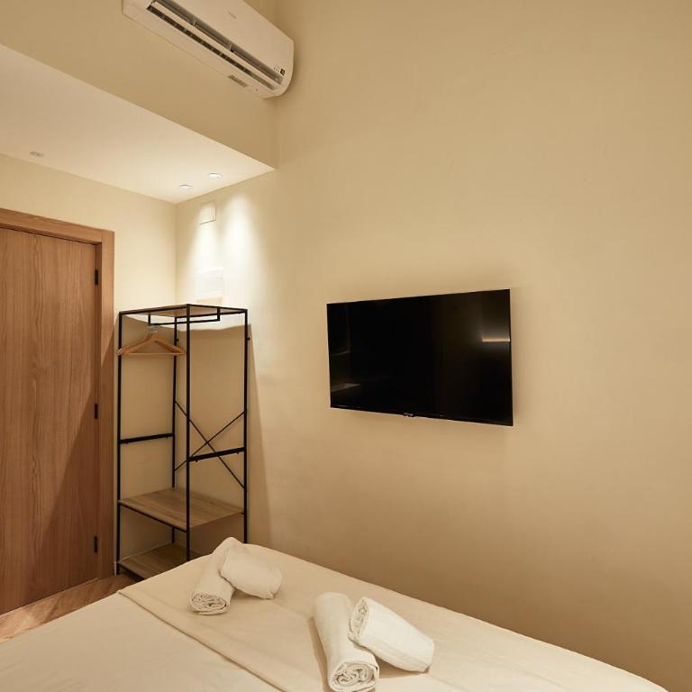 Ella Hostel Boqueria - Double Room with Shared Bathroom - 10