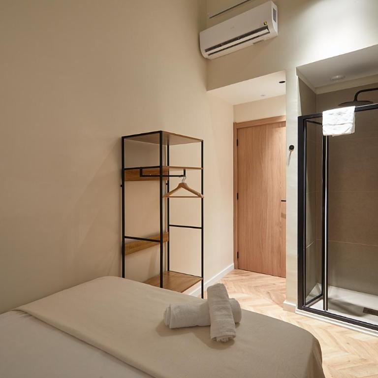 Ella Hostel Boqueria - Double Room with Shared Bathroom - 8