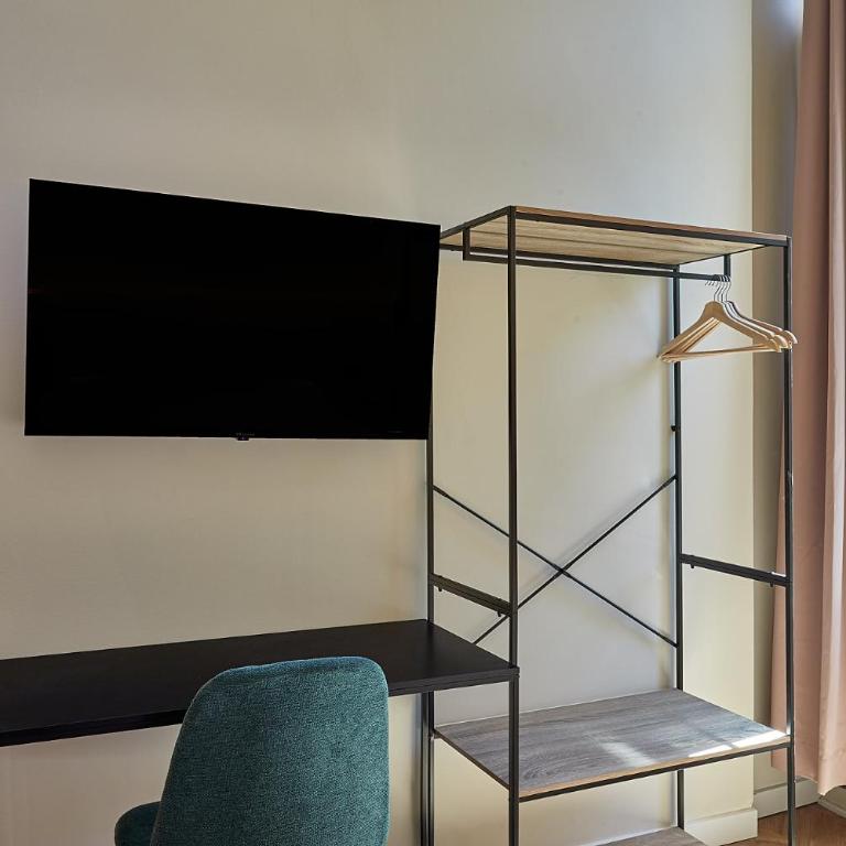 Ella Hostel Boqueria - Double Room with Private Bathroom - 9