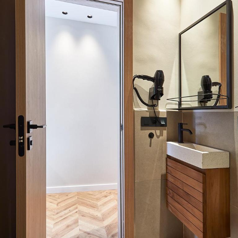 Ella Hostel Boqueria - Double Room with Private Bathroom - 6