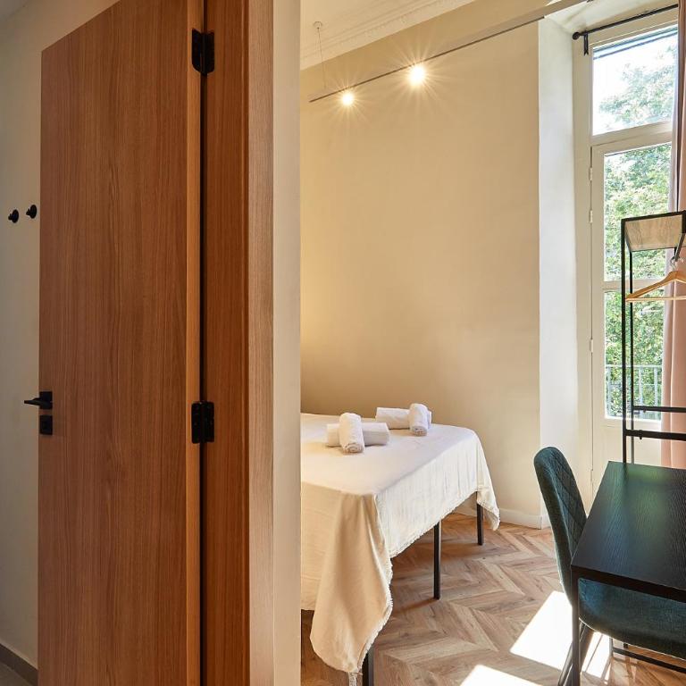 Ella Hostel Boqueria - Double Room with Private Bathroom - 11