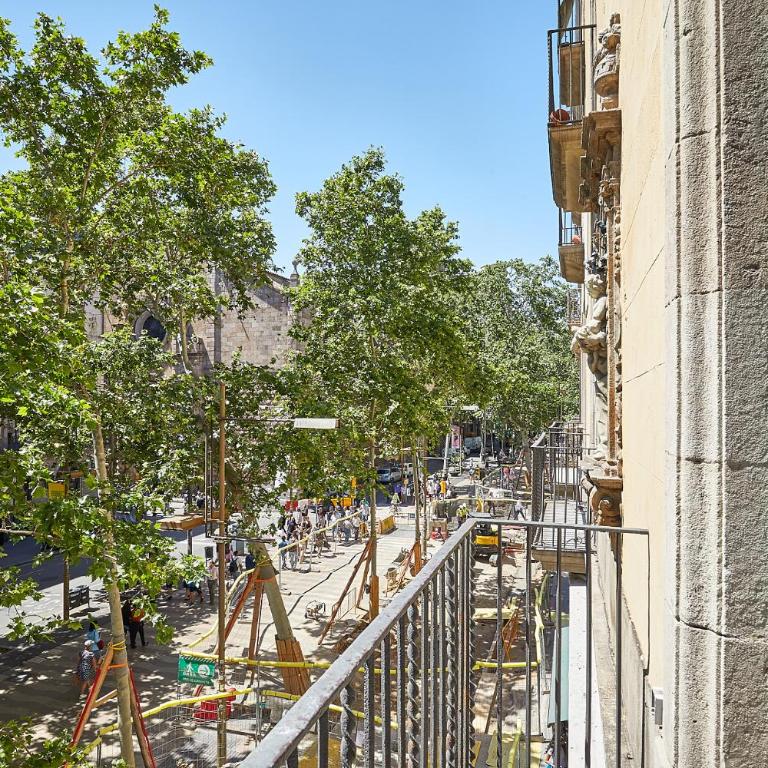 Ella Hostel Boqueria - Double Room with Private Bathroom - 26