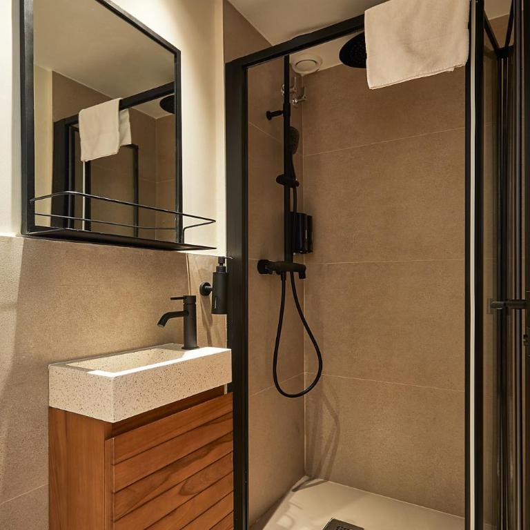 Ella Hostel Boqueria - Triple Room with Shower - 6