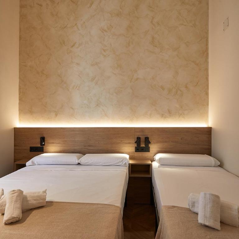 Ella Hostel Boqueria - Triple Room with Private Bathroom - 13