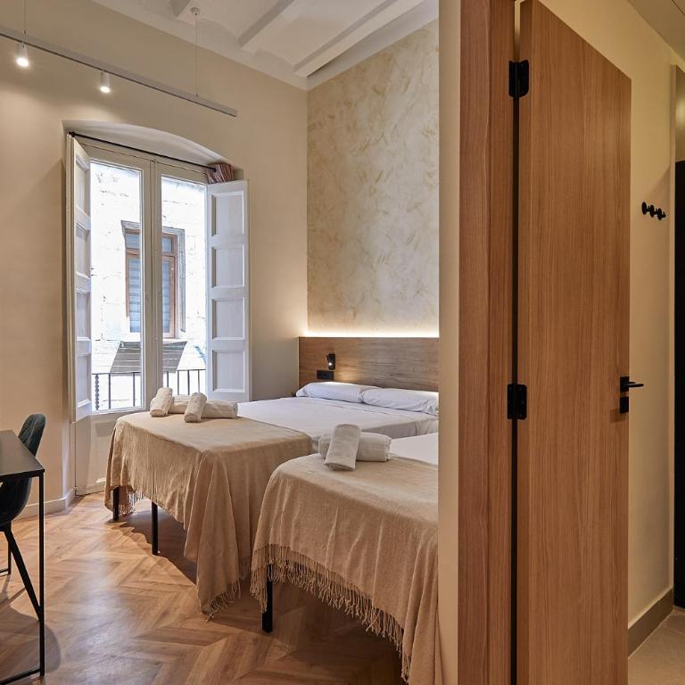 Ella Hostel Boqueria - Triple Room with Private Bathroom - 9