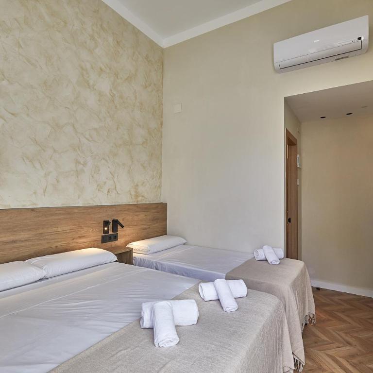 Ella Hostel Boqueria - Triple Room with Private Bathroom - 15