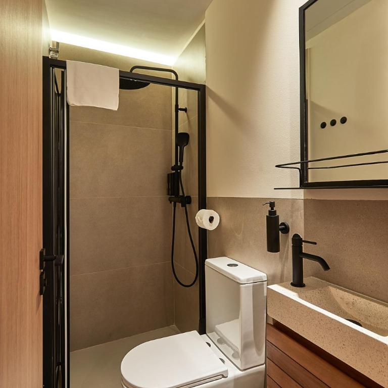 Ella Hostel Boqueria - Triple Room with Private Bathroom - 11