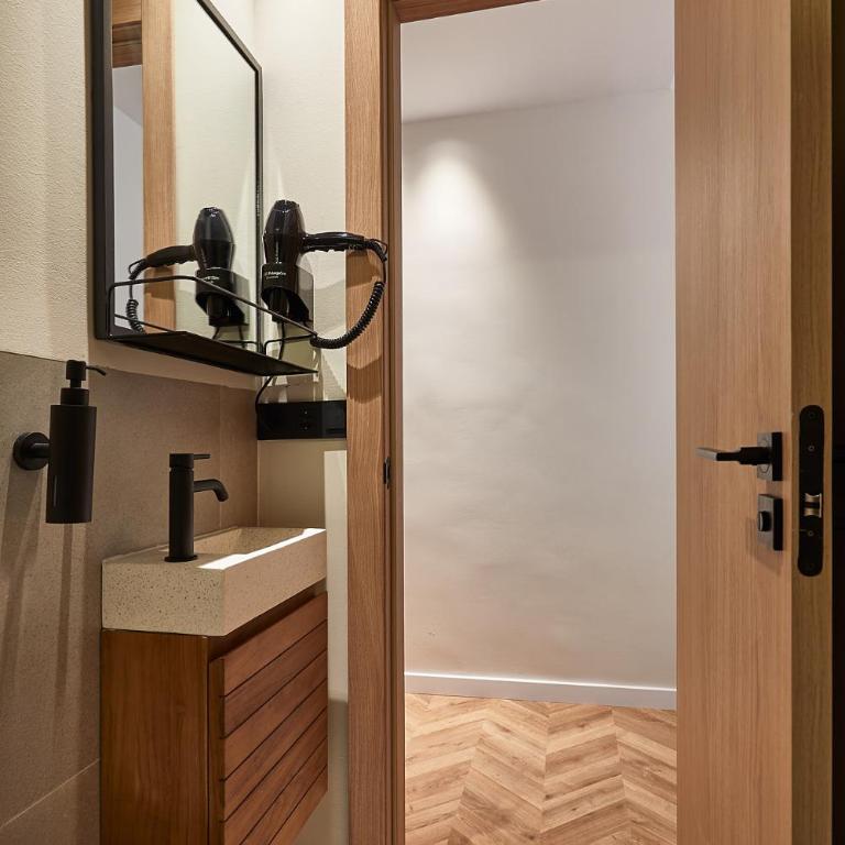 Ella Hostel Boqueria - Triple Room with Private Bathroom - 10