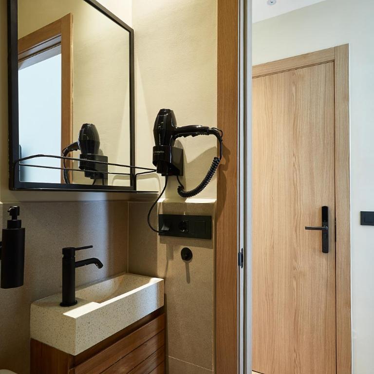 Ella Hostel Boqueria - Triple Room with Private Bathroom - 8