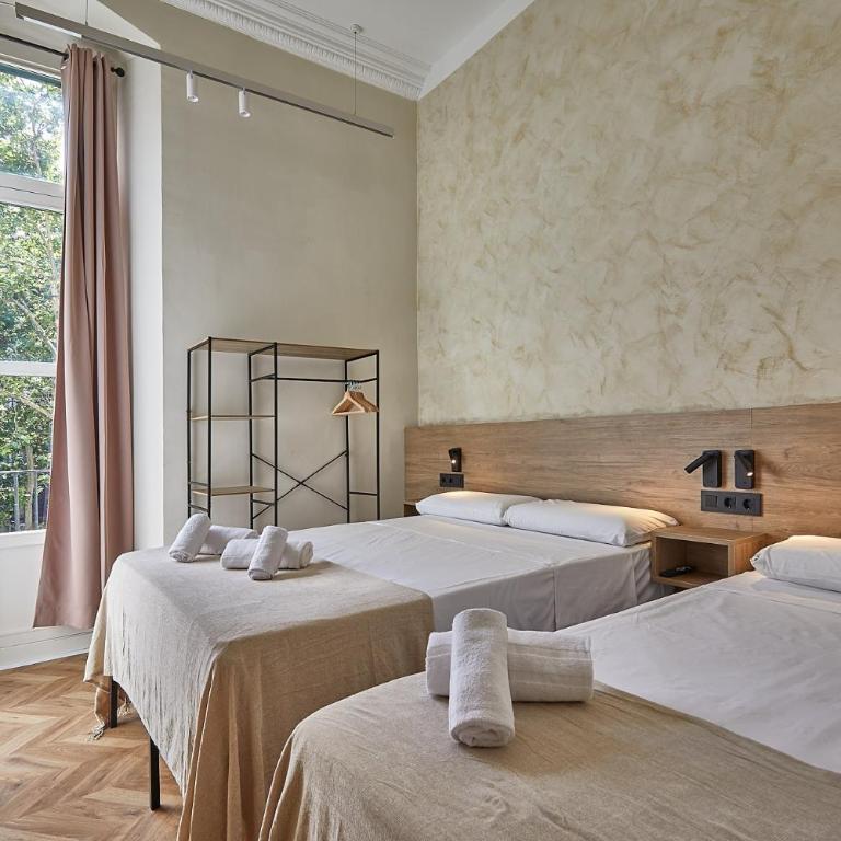 Ella Hostel Boqueria - Triple Room with Private Bathroom - 12