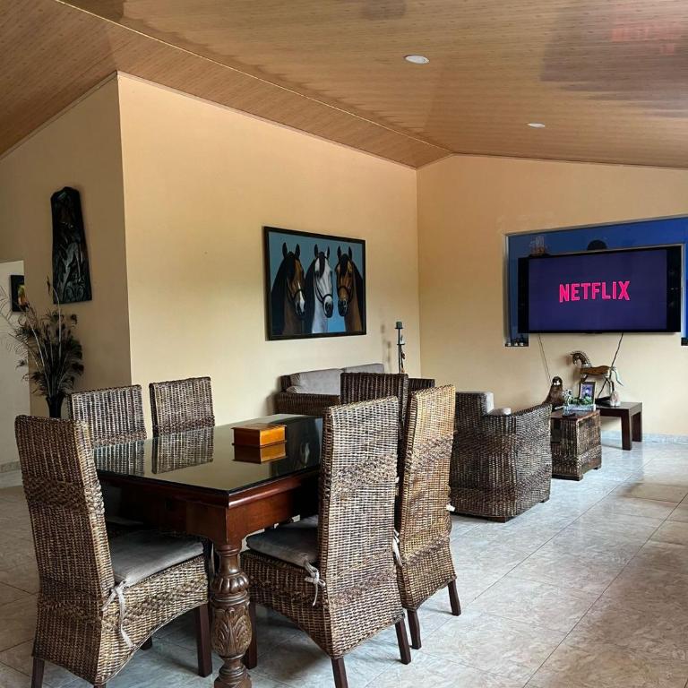 Luxury Estate with Pool and Jacuzzi - Villa - 2