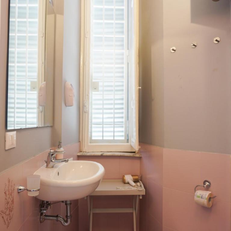 Tarshito Gallery House Roma - Camera Matrimoniale con Bagno Privato - 9