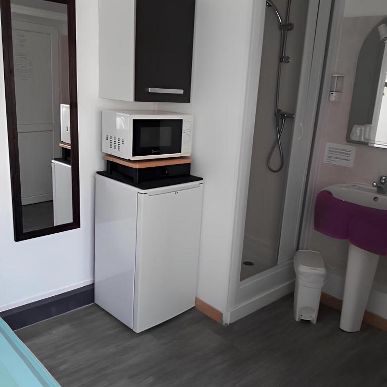 Hotel Clair Logis - Chambre Double avec Toilettes et Terrasse Communes - 4