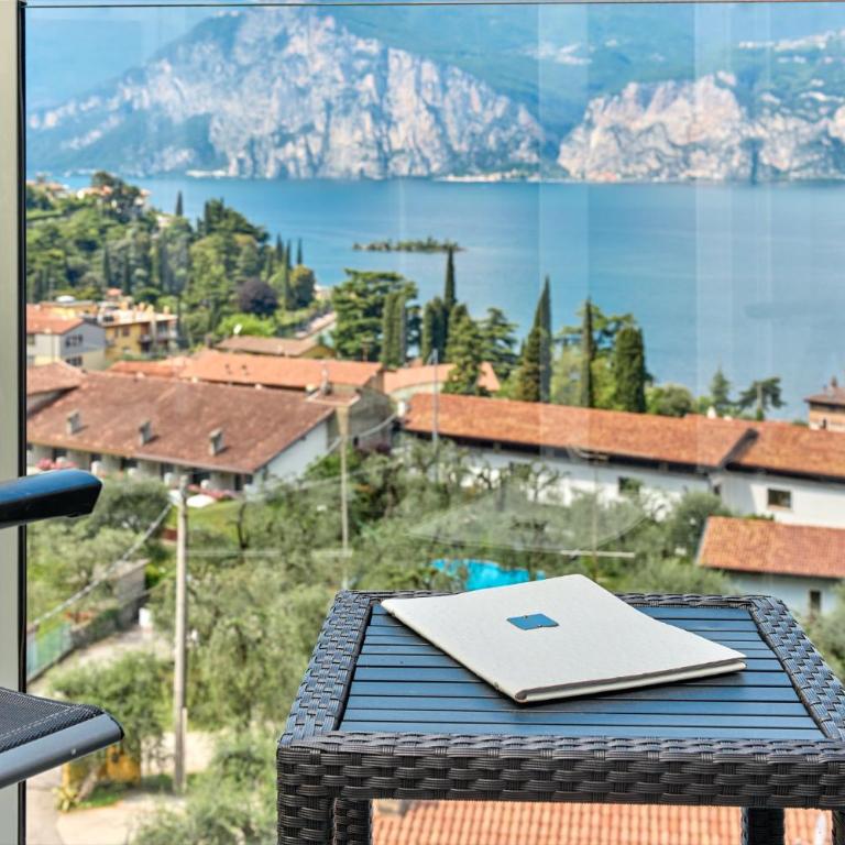 Hotel Villa Smeralda - Camera Matrimoniale Superior con Balcone e Vista Lago - 3
